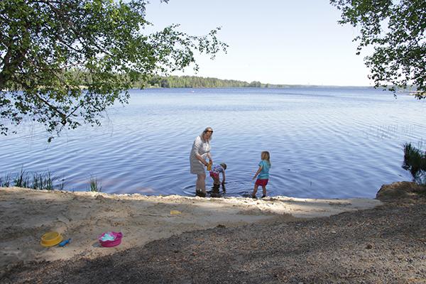 Tähtelän uimaranta on matalapohjainen ja sopii hyvin lapsille.